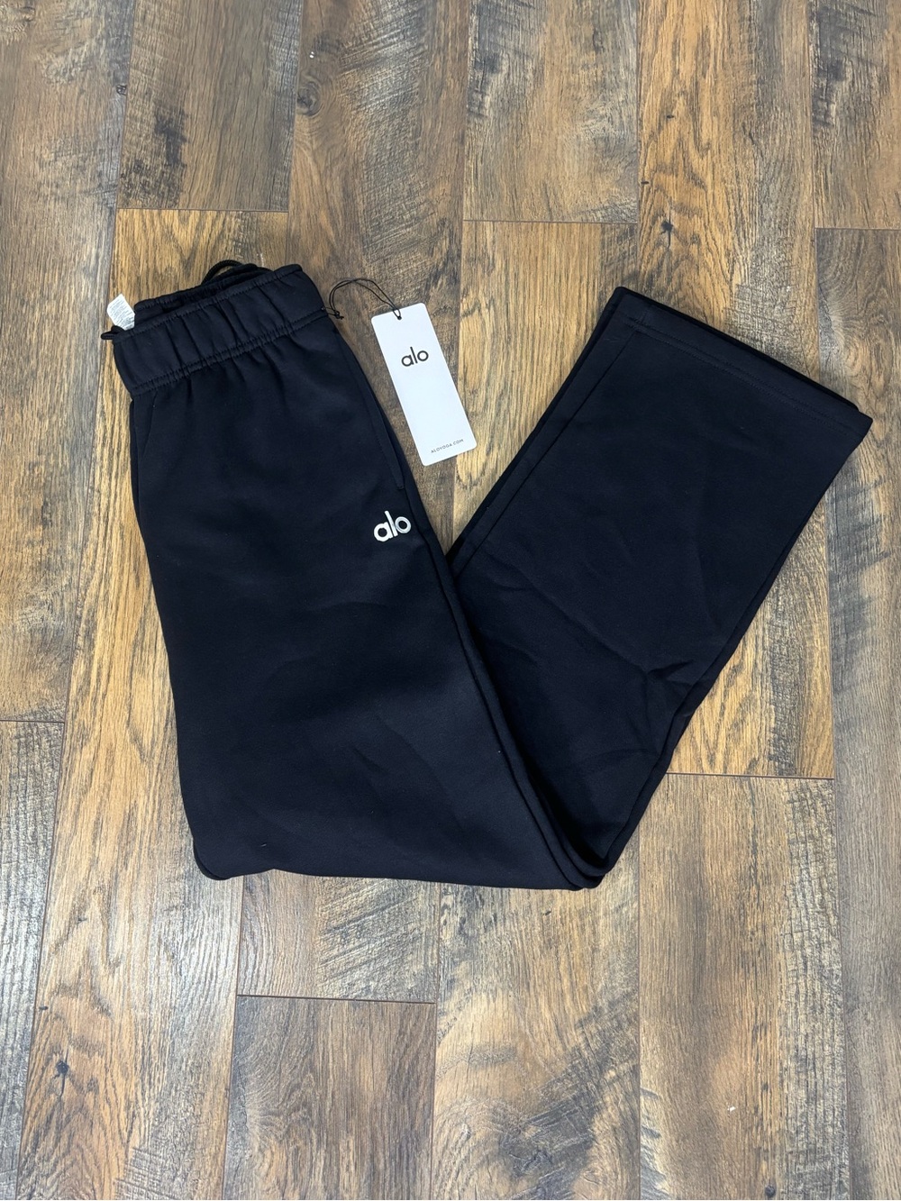 ALO Yoga black accolade straight leg sweatpants - Picture 2 of 4